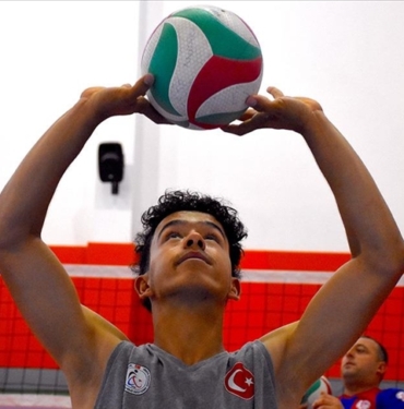 Dogustan-felcli-milli-voleybolcu-Selim-Akyayla-zor-gunleri-basarilariyla-asti.jpg