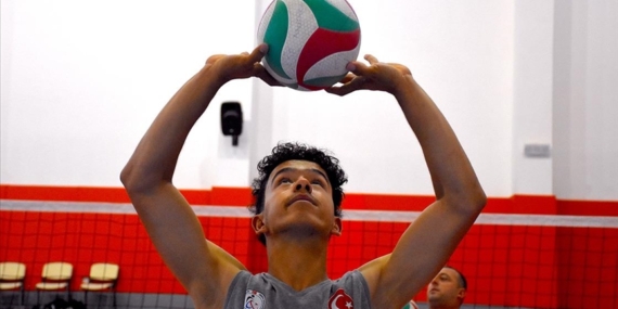 Doğuştan felçli milli voleybolcu Selim Akyayla, zor günleri başarılarıyla aştı