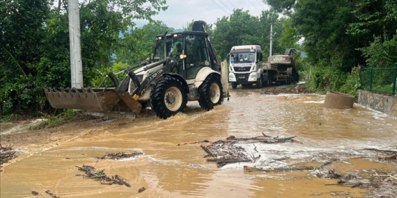 Düzce'de sağanak sonrası dere taştı, köy yolu kapandı