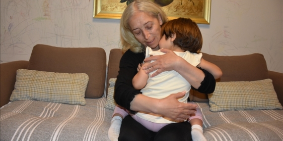 Emekli kadın avukat, koruyucu ailesi olduğu küçük Aslı ile hayatını renklendirdi