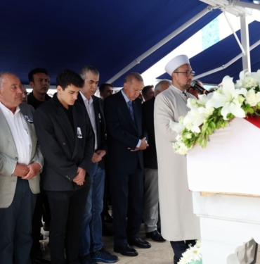 Erdogan-Mehmet-Barlasin-cenaze-torenine-katildi.jpg