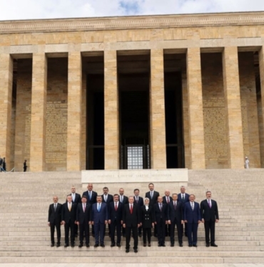Erdogan-ve-yeni-kabine-uyelerinden-ilk-kez-Anitkabir-ziyareti.jpg