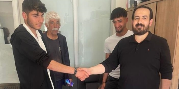 Erzurum'da gençlerin bulduğu 500 bin liralık altın polisle sahibine verildi