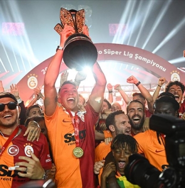 Galatasaray-sampiyonluk-kupasini-kaldirdi.jpg