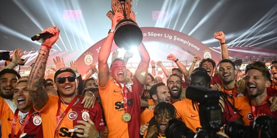 Galatasaray, şampiyonluk kupasını kaldırdı