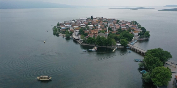 Haliç'ten sultan kayığıyla Marmara Denizi ve dereyi geçip Uluabat Gölü'ne geldi