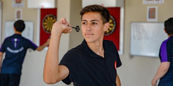 Hentboldan dart sporuna yönlendirildi, iki kez Avrupa şampiyonu oldu