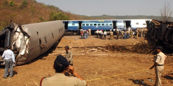 Hindistan'da dün meydana gelen tren kazasında ölü sayısı 288'e yükseldi