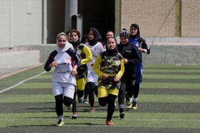 Irandaki-Afgan-kadin-futbolcular-buyuk-takimlarda-oynamanin-hayalini-kuruyor.jpg