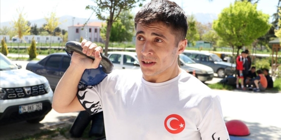 İşitme engelli depremzede milli güreşçi Avrupa ve dünya şampiyonasına hazırlanıyor
