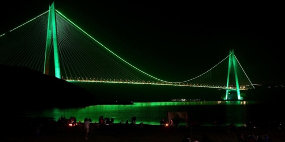 İstanbul'da iki köprü "skolyoz farkındalığı" için ışıklandırıldı