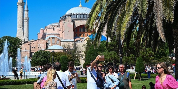 İstanbullular ve turistler boş kalan kentte gezmenin tadını çıkardı