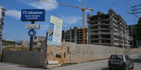 İzmir'de "imalat hatası" tespit edilen konut projesiyle ilgili çalışma yapılıyor
