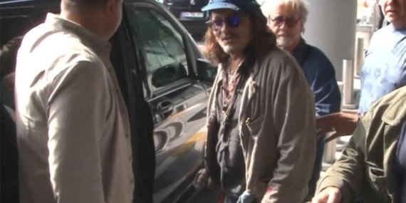 Johnny Depp koltuk değneğiyle geldi
