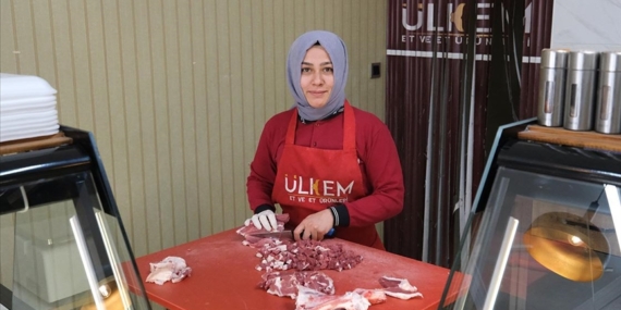 Kadın kasap hizmeti ve güler yüzüyle tercih edilen esnaftan biri oldu