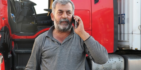 Kapıkule'den çıkış için bekleyen tır şoförleri bayrama ailelerinden uzakta girdi