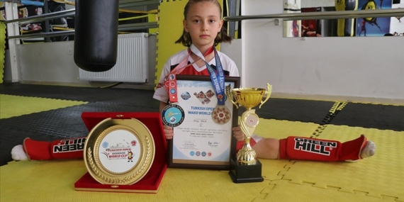 Minik kick boksçu, antrenör babasının desteğiyle milli takıma seçilmek için çalışıyor