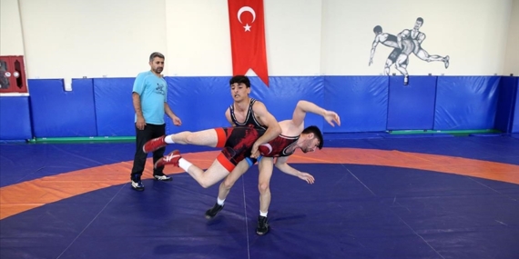 Muşlu güreşçi, dünya şampiyonluğu hedefiyle günde 6 saat antrenman yapıyor