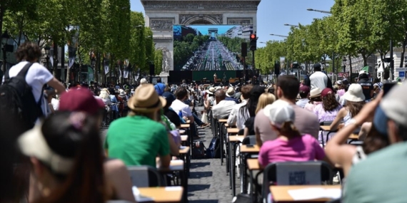 Paris'in turistik caddesi Şanzelize, dikte yarışması için üstü açık sınıfa dönüştürüldü