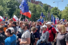 Polonya039da-halk-quotson-yillarin-en-buyuk-siyasi-protestosuquot-icin-bir.jpg
