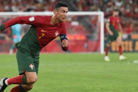 Portekizli-Ronaldo-milli-takim-formasiyla-200-maca-cikan-ilk-futbolcu.jpg