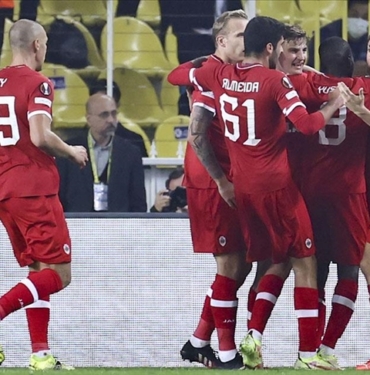 Royal-Antwerp-66-yil-sonra-gelen-Belcika-ligi-sampiyonlugunu-kutluyor.jpg