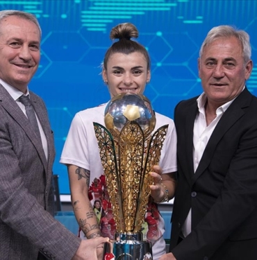 Sampiyon-ABB-FOMGET-Kadin-Futbol-Takimi039nda-yeni-hedef-Avrupa039da-basari.jpg