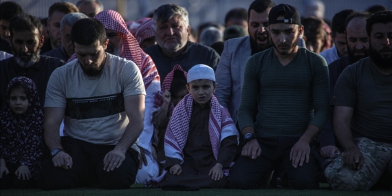 Suriye ordusunun yerinden ettiği siviller, bir bayrama daha evlerinden uzakta girdi