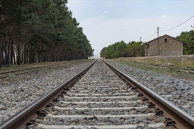 TCDD-tren-yollarinda-otla-mucadele-icin-ilaclama-yapilacagi-uyarisinda-bulundu.jpg
