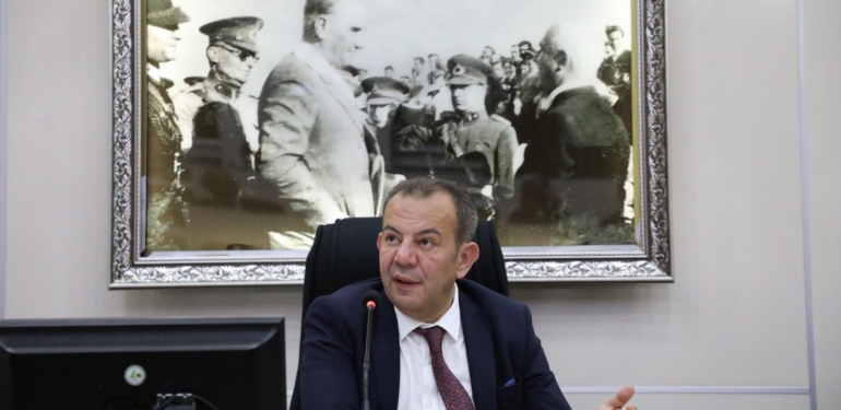 Tanju-Ozcan-Bolunun-en-gorunur-yerine-devasa-bir-Erdogan-heykeli.jpg