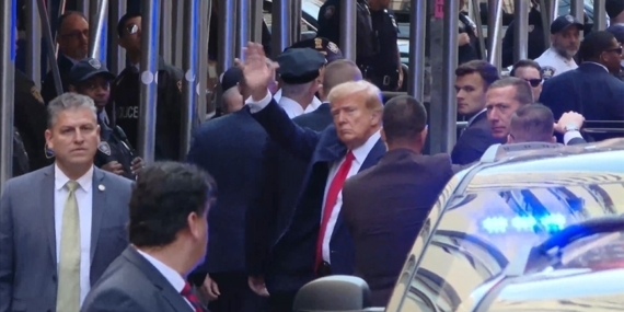 Trump, hakkındaki "gizli belgeler" suçlaması için Miami'de mahkemeye geldi