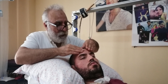 Uğruna işini bıraktığı yatalak kalan oğluna 7 yıldır eşiyle beraber bakıyor