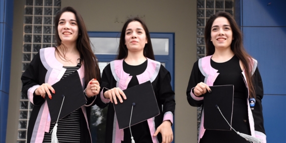 Üniversiteyi dereceyle bitiren üçüz kız kardeşler öğretmen olmak istiyor