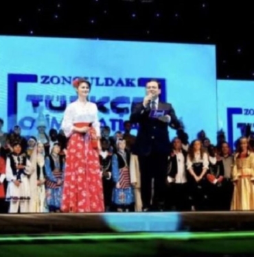 Yeni-Adalet-Bakani-Yilmaz-Tunc039un-039Turkce-Olimpiyatlari039nda-cekilmis-fotograflari-yeniden.jpg