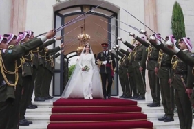 Yilin-dugununde-kimsenin-gozu-taci-bile-gormedi-Herkes-gelinin-ayaklarina.jpg