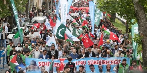"Mavi Marmara" saldırısının 13. yılı nedeniyle İstanbul'da yürüyüş düzenlendi