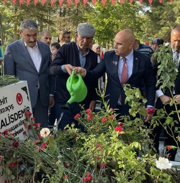 15-Temmuz-kahramani-sehit-Omer-Halisdemir039in-kabrinde-toren-duzenlendi.jpg