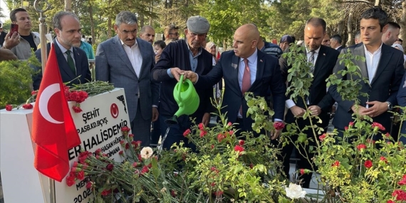 15 Temmuz kahramanı şehit Ömer Halisdemir'in kabrinde tören düzenlendi