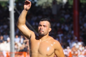 1688922754_662-Tarihi-Kirkpinar-Yagli-Guresleri039nin-baspehlivani-Yusuf-Can-Zeybek-oldu.jpg