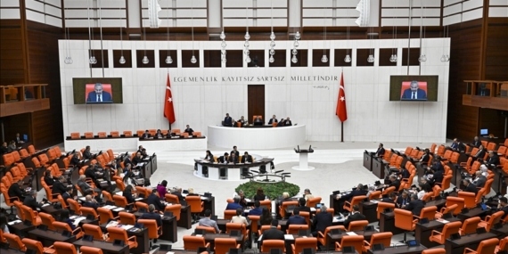 Memur maaşı ve emekli aylıklarını arttıran düzenlemeyi de içeren teklif Genel Kurul'da kabul edildi