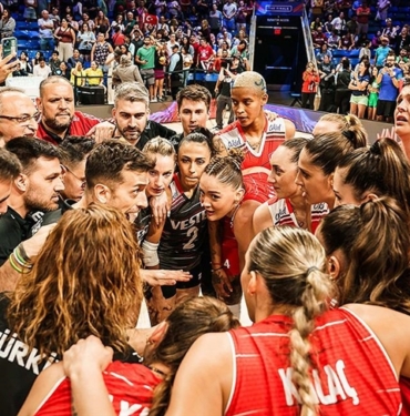 A-Milli-Kadin-Voleybol-Takimi-Milletler-Ligi-sampiyonlugu-icin-parkeye.jpg