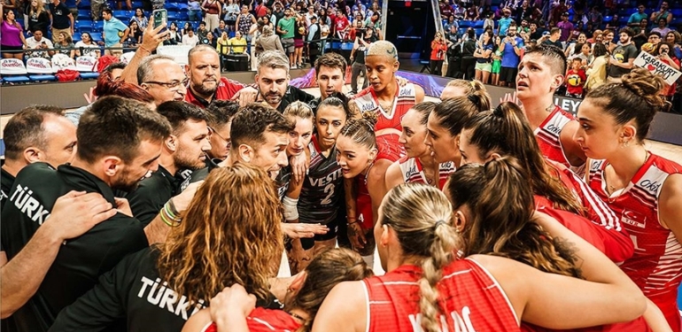 A-Milli-Kadin-Voleybol-Takimi-Milletler-Ligi-sampiyonlugu-icin-parkeye.jpg