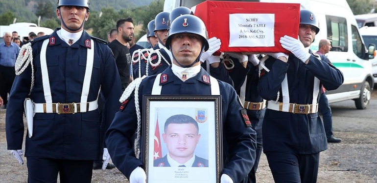 Afyonkarahisar039da-kazada-sehit-olan-Astsubay-Mustafa-Tatli-Kahramanmaras039ta-son-yolculuguna.jpg