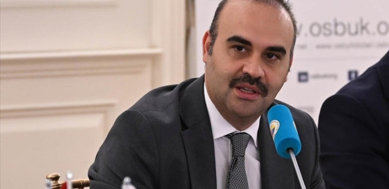 Bakan-Kacir-sanayinin-carklarinin-hic-durmamasi-icin-gerekli-her-turlu.jpg
