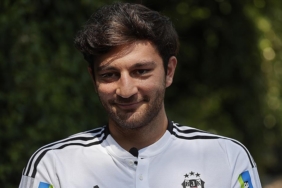 Besiktasli-futbolcu-Emrecan-Uzunhan-trafik-kazasi-sonrasi-saldiriya-ugradi.jpg