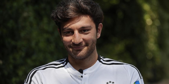 Beşiktaşlı futbolcu Emrecan Uzunhan, trafik kazası sonrası saldırıya uğradı