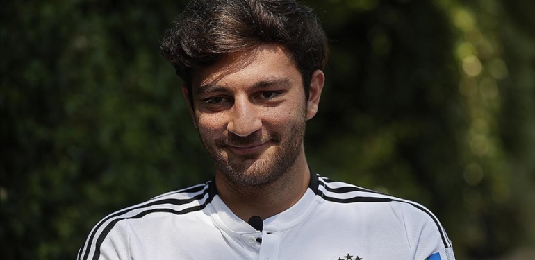 Besiktasli-futbolcu-Emrecan-Uzunhan-trafik-kazasi-sonrasi-saldiriya-ugradi.jpg