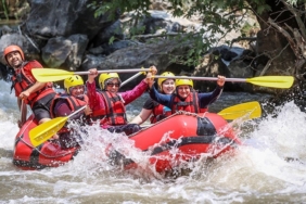 Bursali-kadinlar-yoresel-kiyafetleriyle-rafting-yapti.jpg