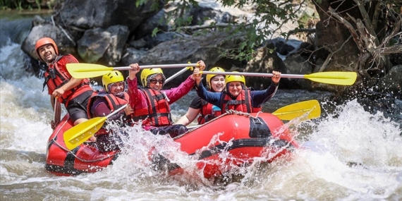 Bursalı kadınlar yöresel kıyafetleriyle rafting yaptı