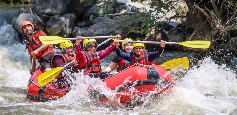 Bursali-kadinlar-yoresel-kiyafetleriyle-rafting-yapti.jpg